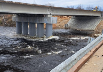 Мост через реку Эйнч в Кольском Заполярье продолжают реконструировать. Окончание работ запланировано на четвертый квартал 2023 года.