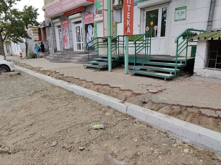 Старый асфальт на Бутина в Чите оказался выше новых бордюров