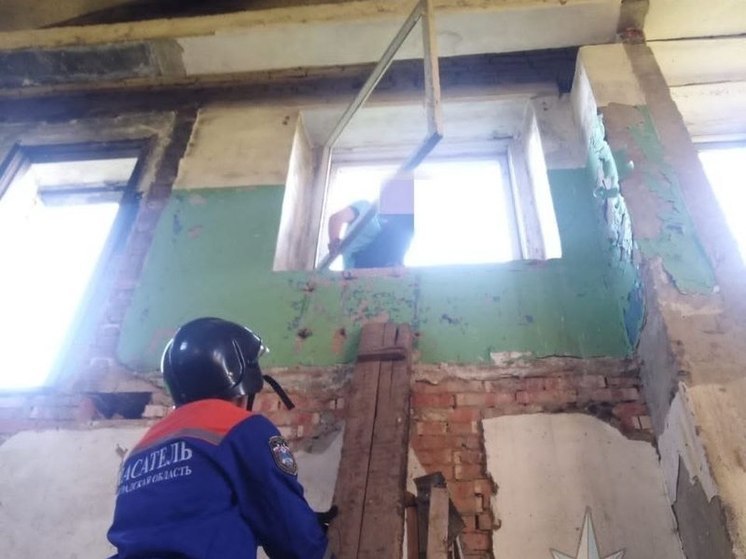 Спасатели снимали с окна ребенка, который решил полазать по заброшке в Сельцо