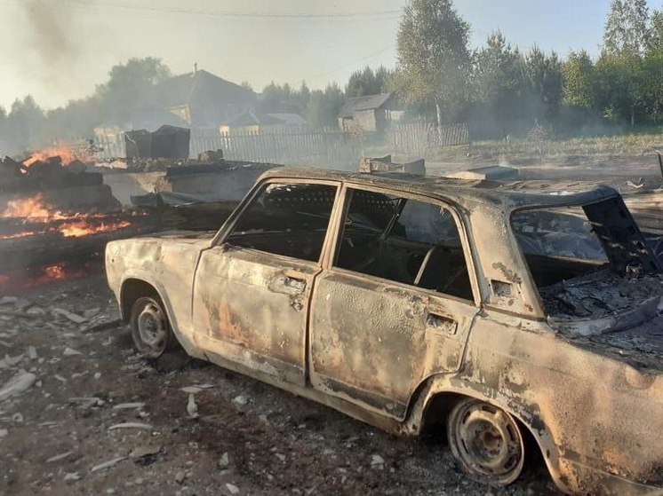 Пожар в Хвойнинском округе уничтожил пять строений и повредил два автомобиля