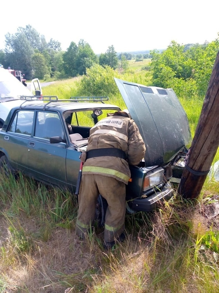 В Курской области водитель врезался в столб ЛЭП и попал в больницу
