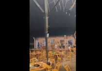 Во время урагана в городе Ичан китайской провинции Хубей была сорвана крыша одного из местных ресторанов