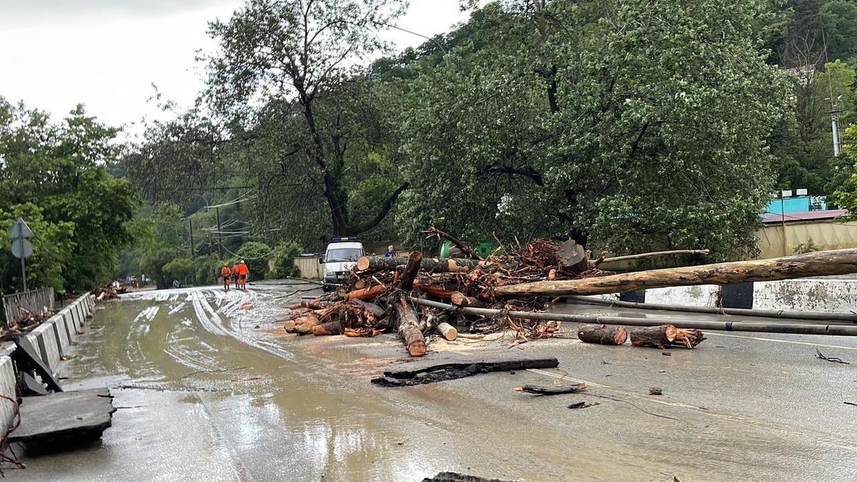 Наводнение сочи адлер. Сильный ливень в сочи. Наводнение в сочи 2015. Потоп в сочи 2023. Река мзымта в адлере наводнение 2023.