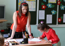 Российским учителям нужно поднять зарплаты до 2,5 минимального размера оплаты труда (МРОТ)