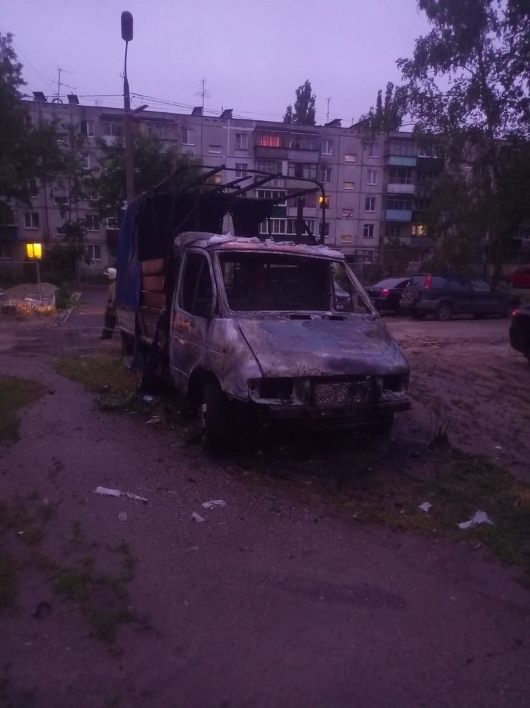 Сегодня в Курске сгорел тентованный автомобиль «Газель»