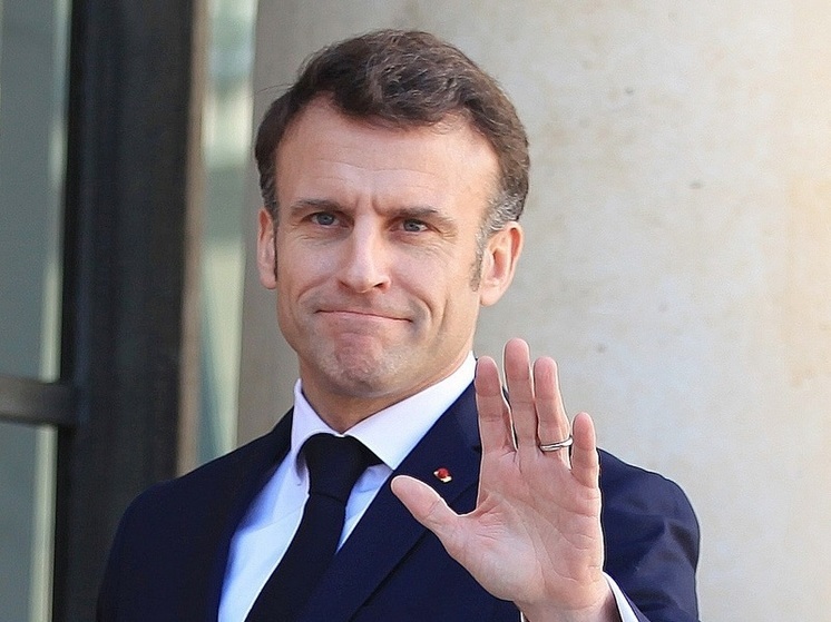 Захарова: Франция должна пояснить, зачем Макрон хочет приехать на саммит БРИКС