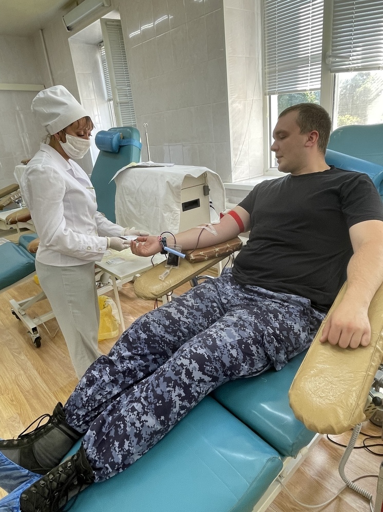 Псковские росгвардейцы сдали 5 литров крови в Национальный день донора