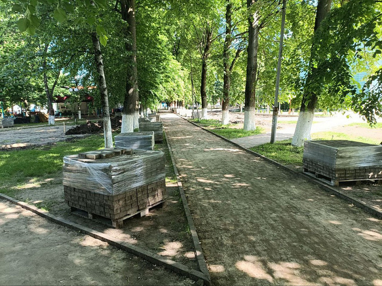 В Курганинске продолжают благоустраивать горпарк