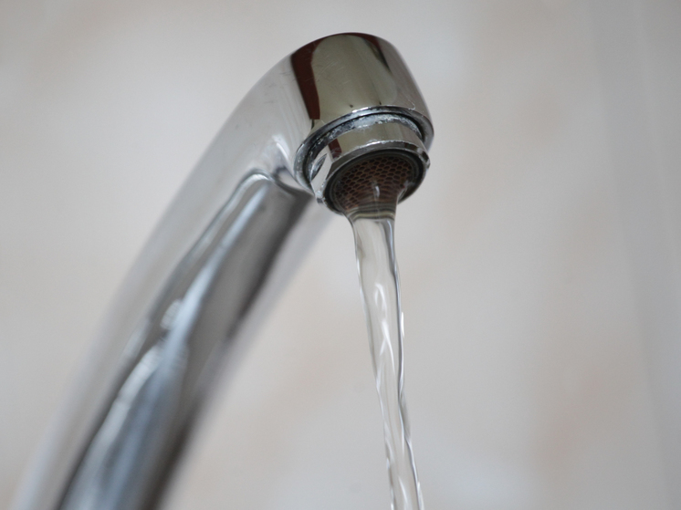 Эколог Гильденскиольд рассказал, чем опасно употребление горячей воды из крана