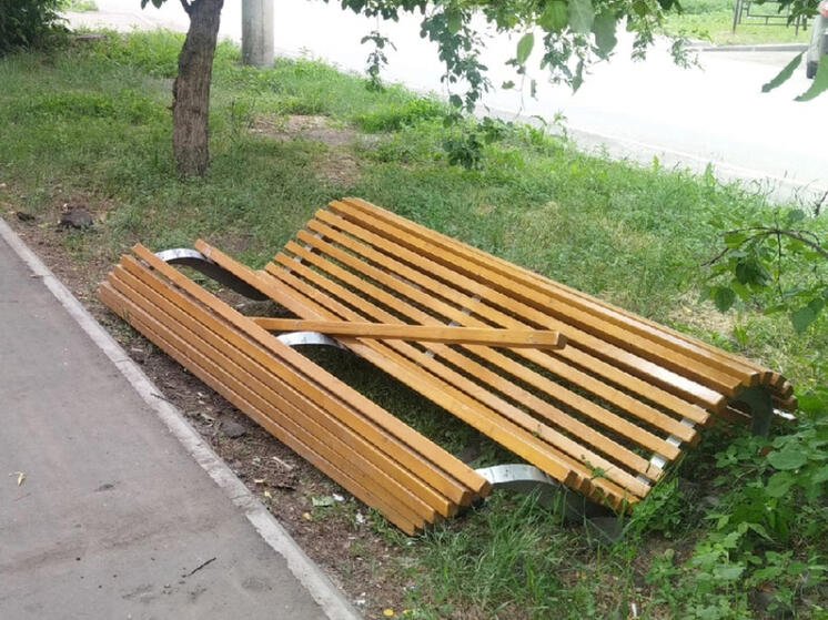 В Омске неизвестные сломали новые скамейки на «Московке-2»