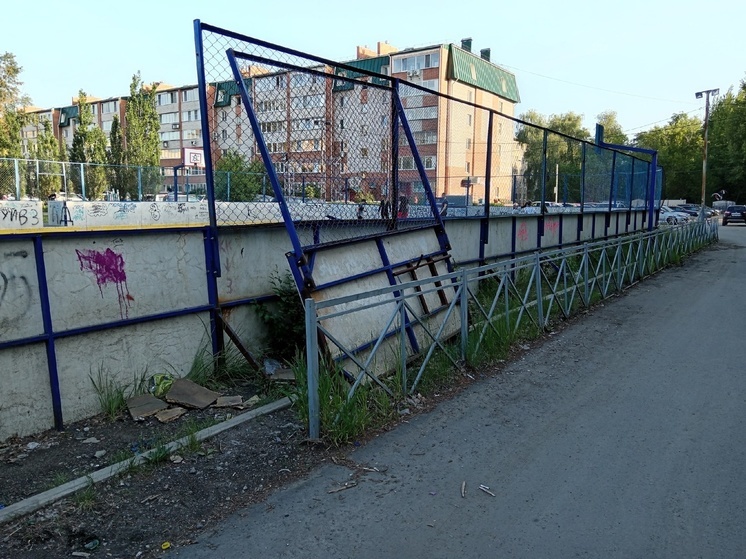 В Омске на глазах у детей начала разваливаться хоккейная коробка