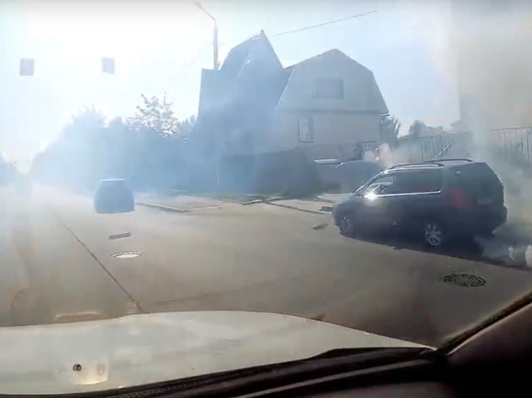 В Твери дорогу неожиданно заволокло идущим из автомобиля дымом