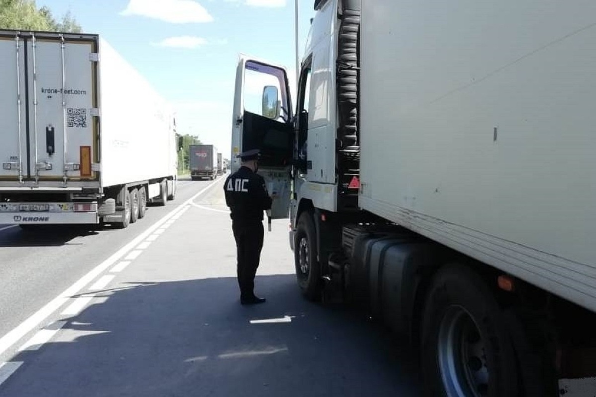Костромичам рассказали, куда сообщать о грузовых фурах, нарушающих правила парковки
