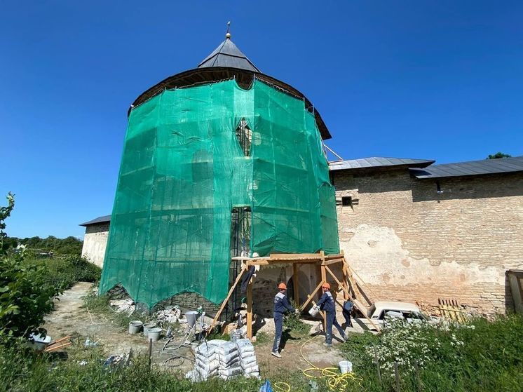Изборскую башню реставрируют в Псково-Печерском монастыре