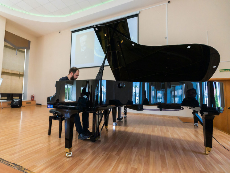 В Челябинске детская школа искусств обзавелась концертным роялем за 5,6 млн рублей