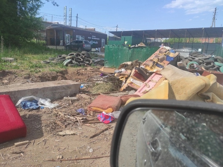 В Ленинском районе за Экопостом образовалась свалка автопокрышек
