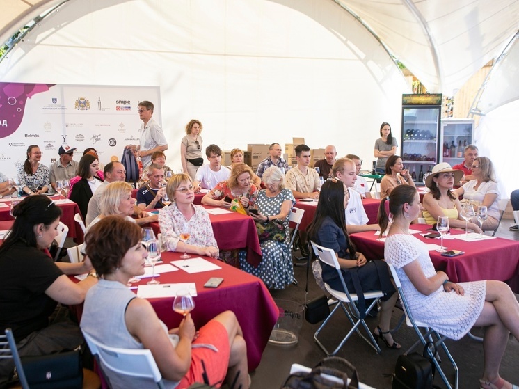 Уроки истории и дегустации организуют в шатре «Винология» на псковской ярмарке «Виноград»