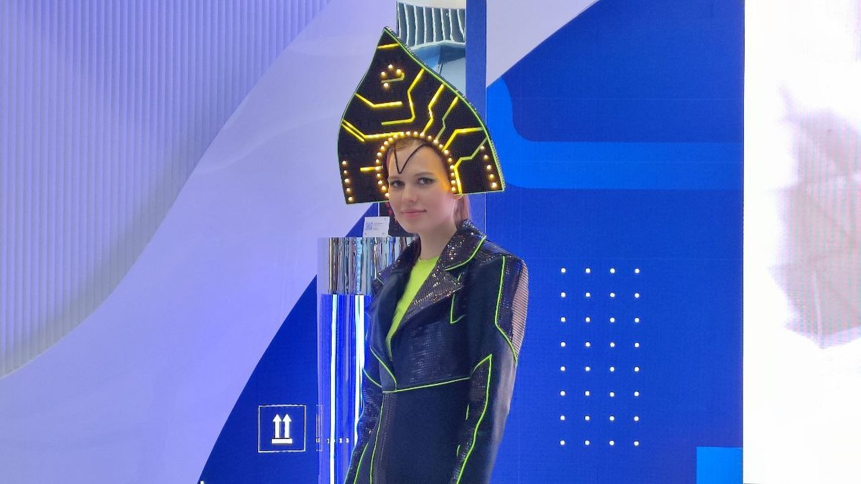 Кокошники и униформа: посетителей ПМЭФ-2023 встретили настоящие русские красавицы