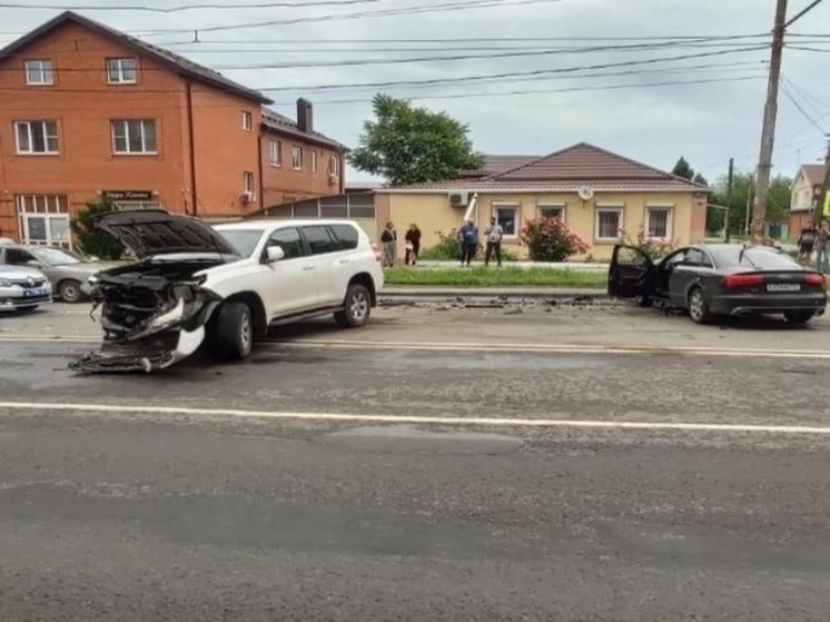 В Ростове два водителя пострадали в ДТП с «Тойотой Ленд Крузер»