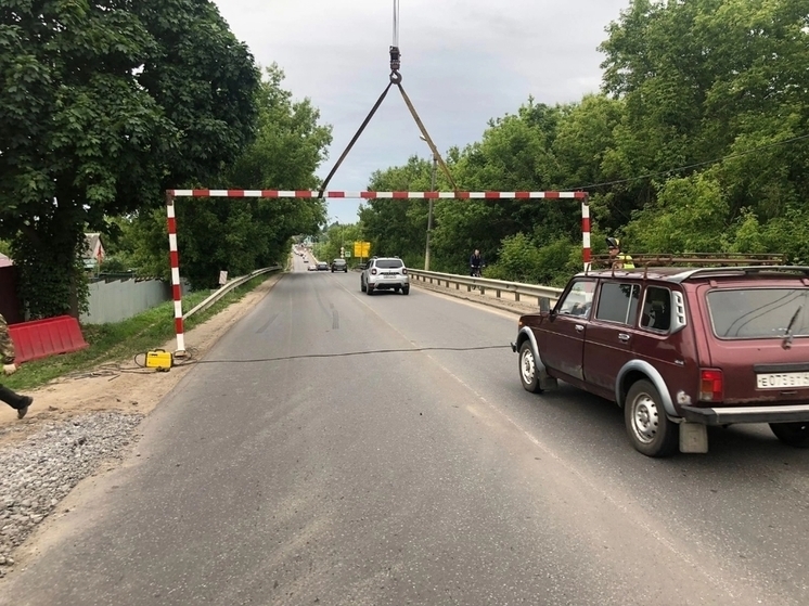 В Грязях на мост ограничили въезд групногабаритному транспорту и автобусам