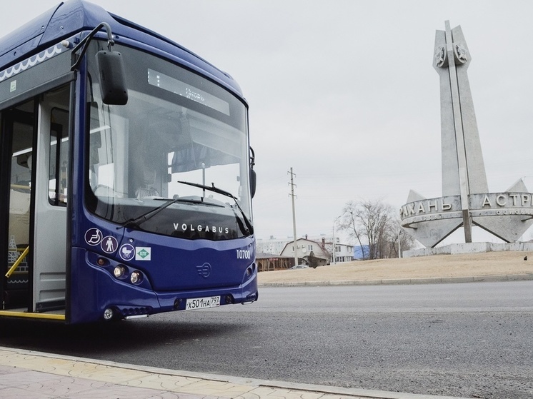 Хулиганы устроили дебош в новом автобусе и разбили стекло