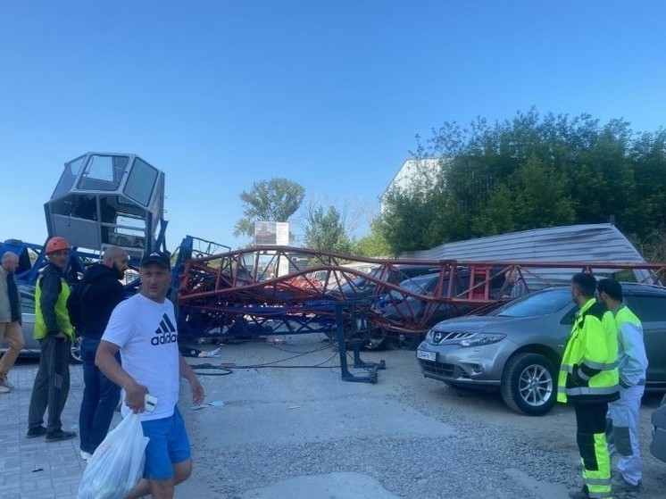 В Новосибирске женщина погибла при падении строительного крана на автомобили