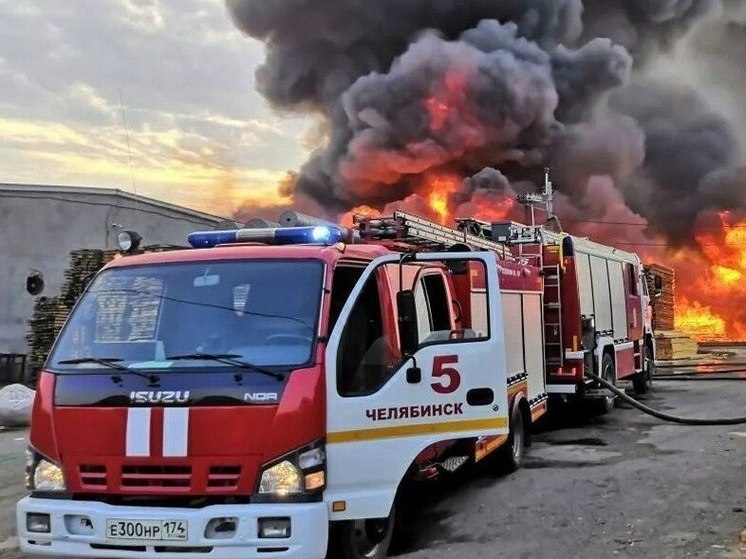 В Челябинске на тракторном заводе вспыхнул пожар