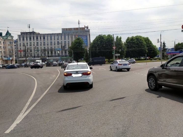 В Орле произошла авария иномарки и учебного авто