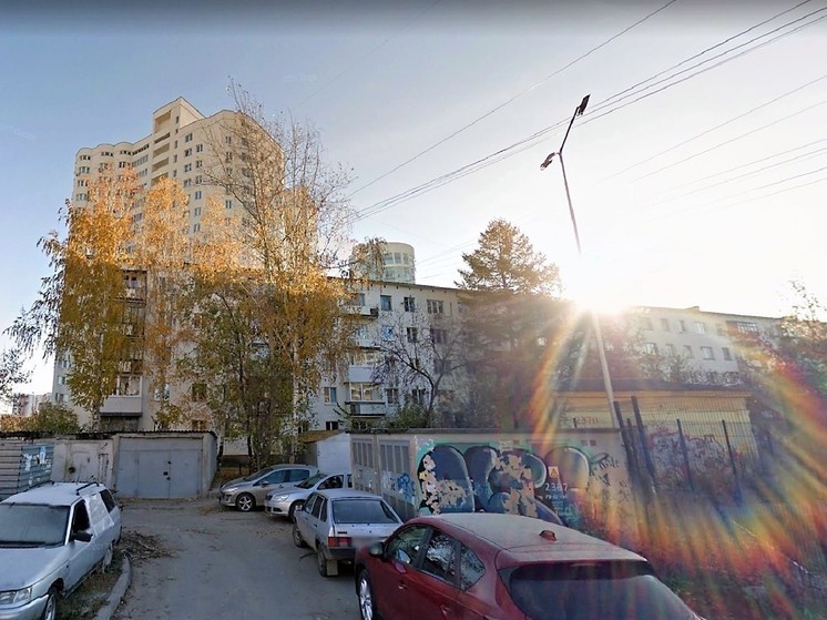 Кладовка на балконе дома в Екатеринбурге угрожает обрушением