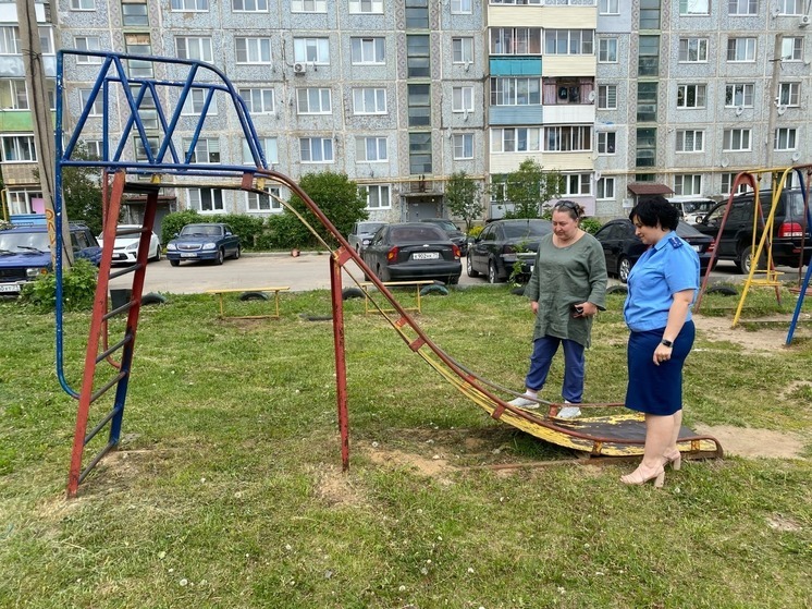 В Ясногорском районе прокуратура нашла нарушения на детских площадках