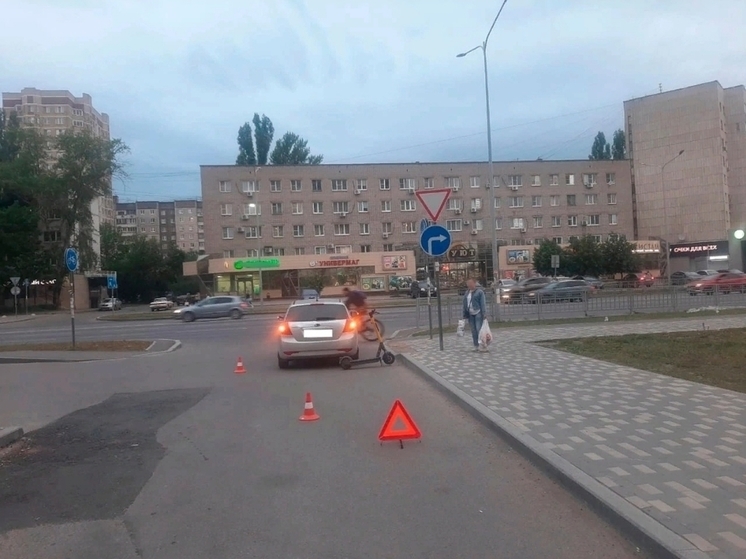 В Липецке иномарка сбила пешехода на электросамокате
