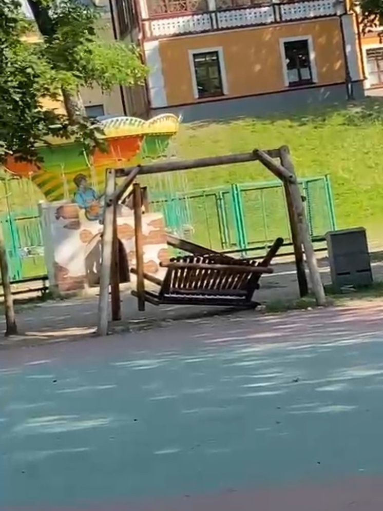Качели в Детском парке Пскова демонтируют после несчастного случая с ребенком
