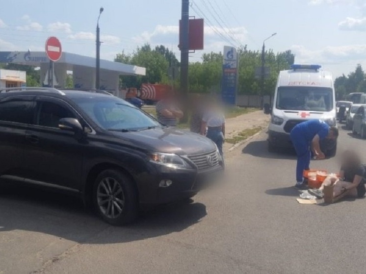 В Твери на улице Хрустальной водитель Lexus сбил 25-летнюю велосипедистку