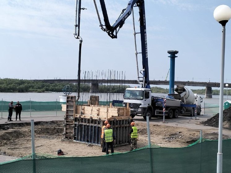 В Омске на набережной появился постамент для нового памятника