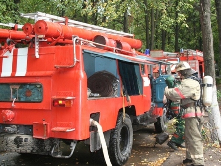 В Воронежской области 12 спасателей тушили пожар в поликлинике