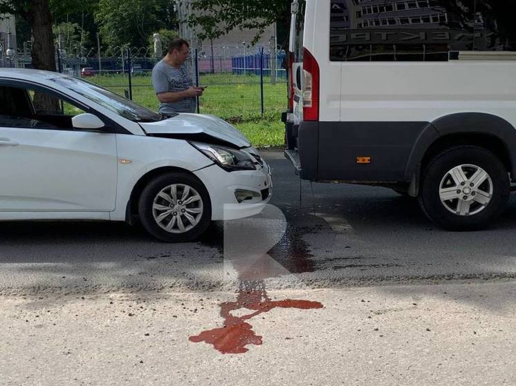 На улице Западной в Рязани столкнулись Hyundai и микроавтобус