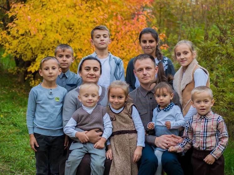 "Это не так сложно и не так страшно": семья Куренбиных из Томска воспитывает десятерых детей