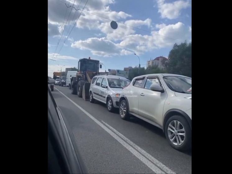 В Новосибирске на Кашурникова трактор угодил в массовое ДТП