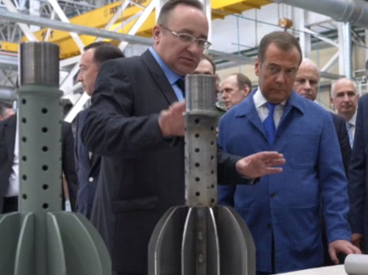Дмитрий Медведев посетил военный завод и провел совещание об Украине и НАТО