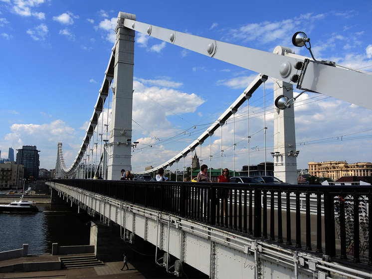 На Крымский мост в Москве залез неизвестный