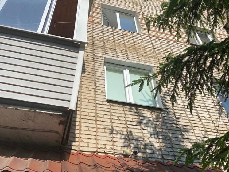 В Калуге СК озвучил обстоятельства падения из окна 5-летней девочки