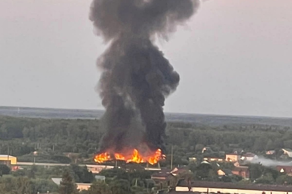 В деревне под Калугой сгорели 6 построек и два автомобиля - МК Калуга