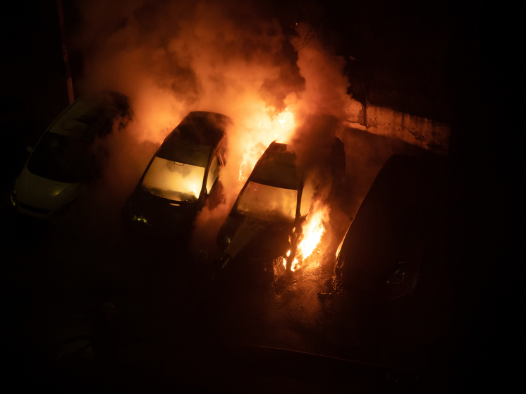 Автомобиль взорвался во дворе многоквартирных домов на Сахалине