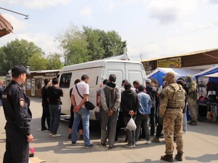 На Хилокской в Новосибирске полиция задержала 13 нелегальных мигрантов
