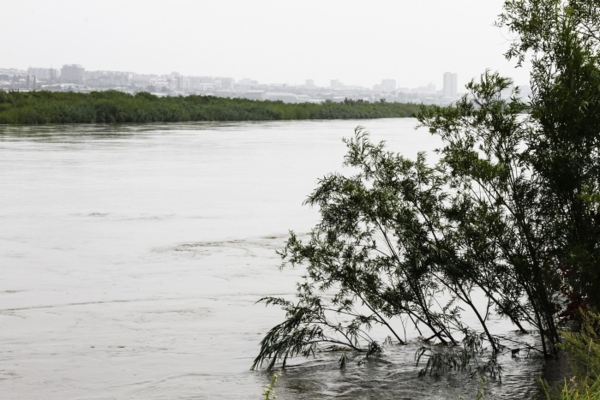 Вода селенга уровень улан удэ. Река Селенга Улан Удэ. Улан Удэ река Селенга мост. Улан-Удэ на берегу реки Уды и Селенги. Река Селенга в Улан Удэ. Щука плавает.