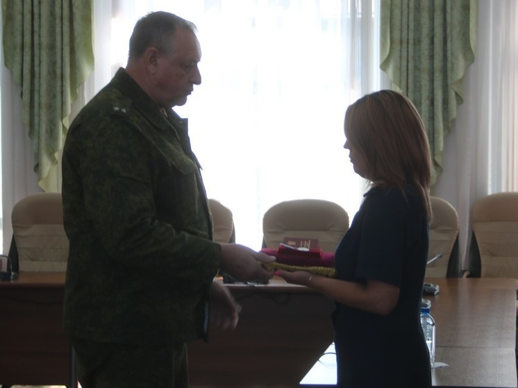 Вдова десантника из Новосибирской области Александра Рудникова получила медаль «За отвагу»