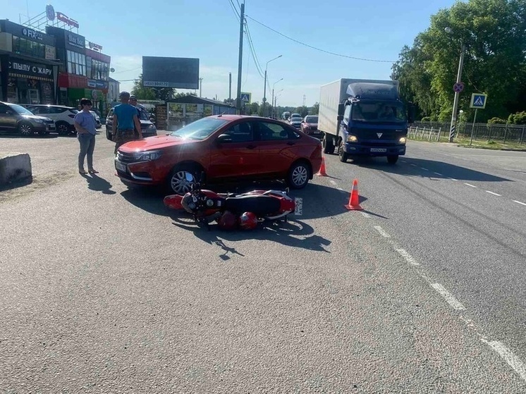 Мотоцикл угодил под колеса автомобиля в Брянском районе