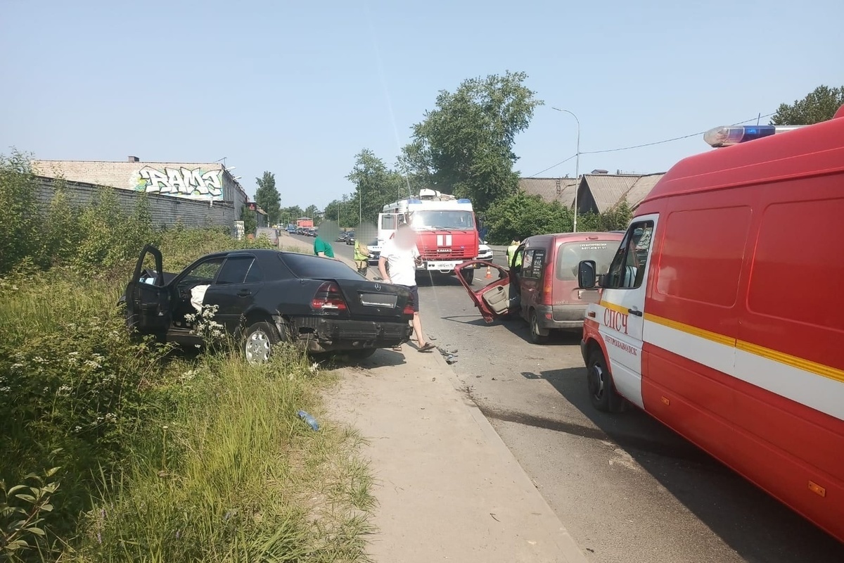 Иномарки не поделили дорогу в Петрозаводске и устроили в ДТП с пострадавшим  - МК Карелия