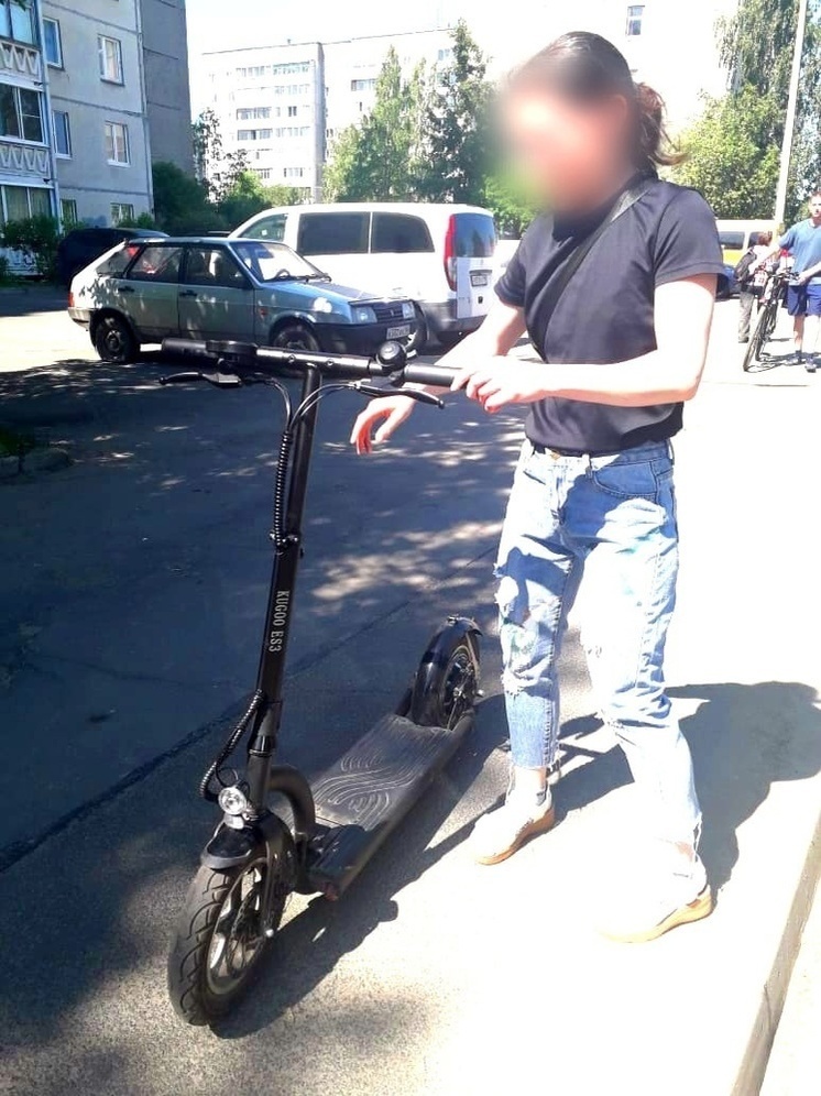 ГИБДД оштрафовала жительницу Петрозаводска, которая везла ребенка на электросамокате