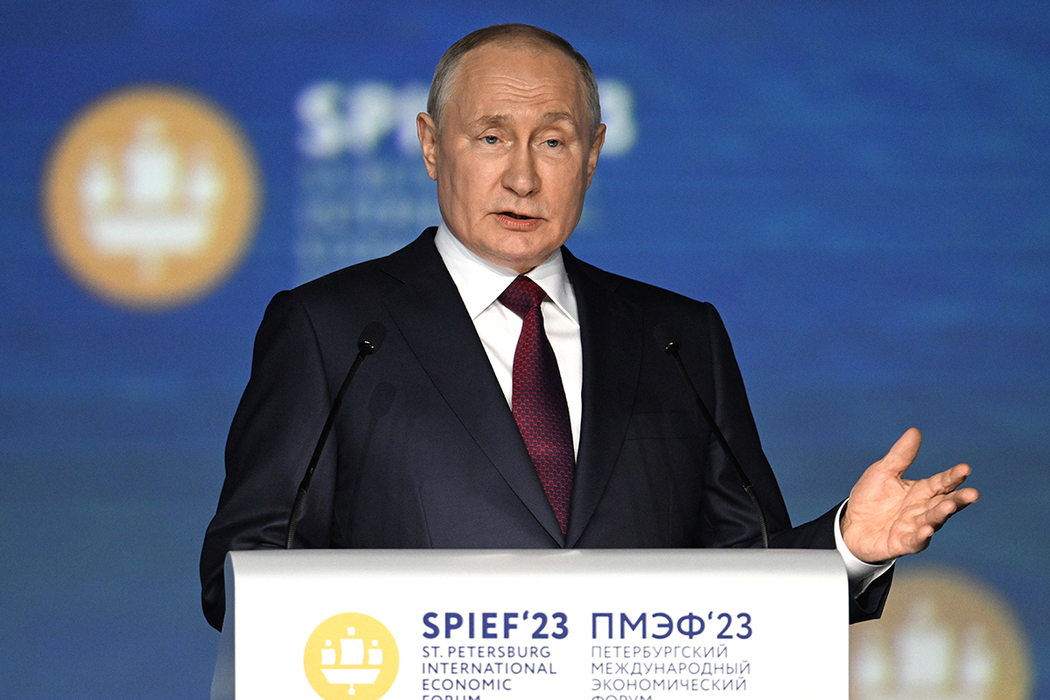 Эмоции Собянина, Беглова, Миллера во время выступления Путина на ПМЭФ: говорящие фото